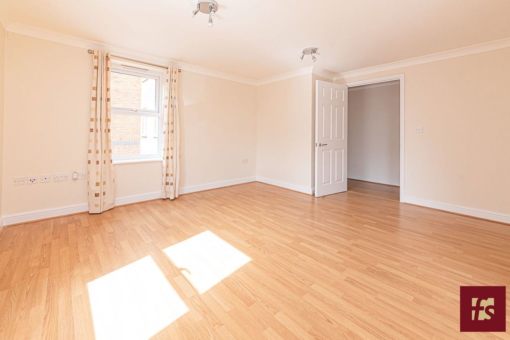 Additional image 4 of 2 bed flat for saleHeath Hill Road South, Crowthorne, Berkshire RG45
