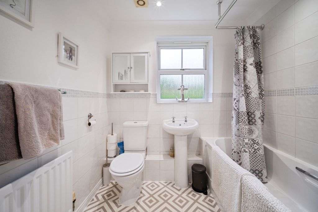 Additional image 4 of 2 bed flat for saleSycamore Rise, Bracknell RG12