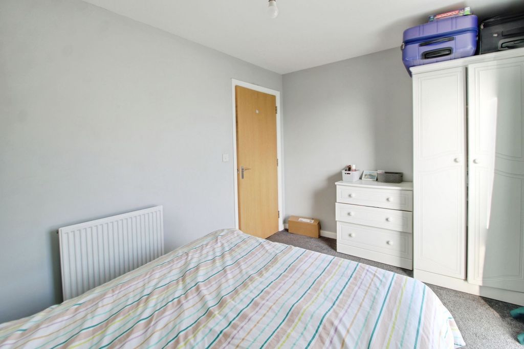 2 bed flat for saleBates Way, Moredon SN2 photo 5