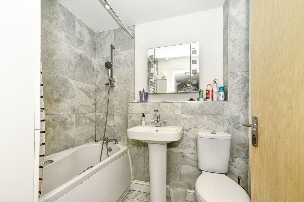 Additional image 8 of 2 bed flat for saleTwickenham Close, Swindon SN3