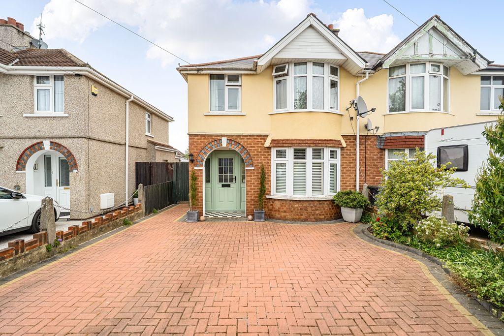3 bed semi-detached house for saleAlvescot Road, Old Walcot, Swindon SN3