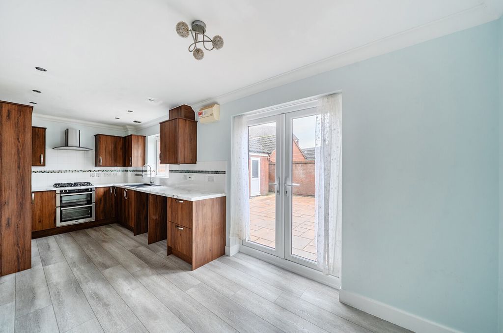 Additional image 5 of 5 bed terraced house for saleZakopane Road, Swindon, Wiltshire SN25