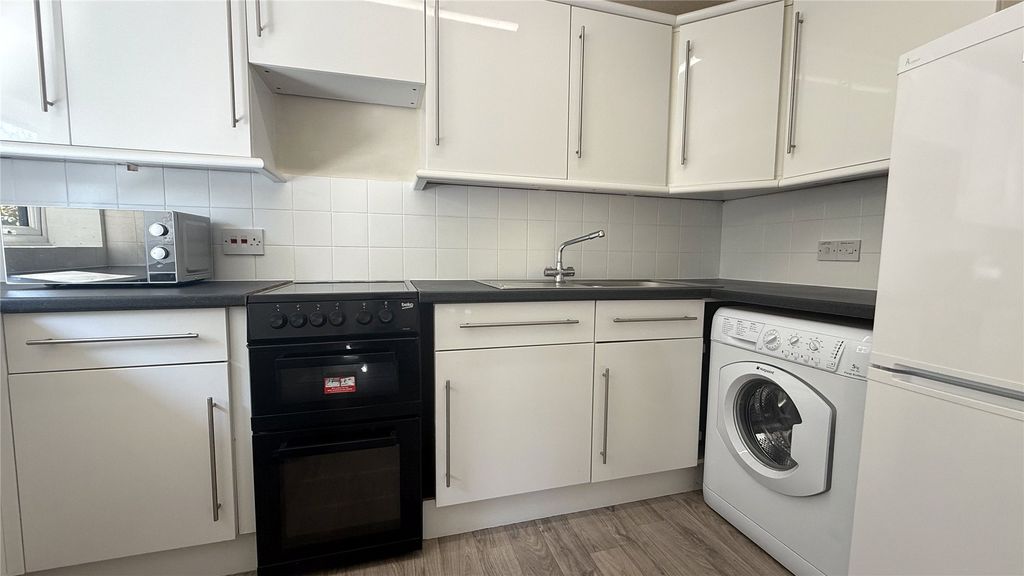 Additional image 4 of 2 bed flat for saleHuntsgreen Court, Bracknell, Berkshire RG12