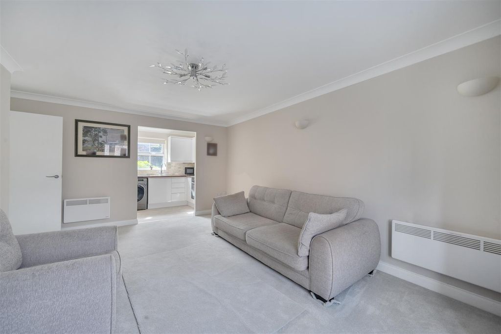 2 bed flat for saleTalavera Close, Crowthorne, Berkshire RG45 photo 4