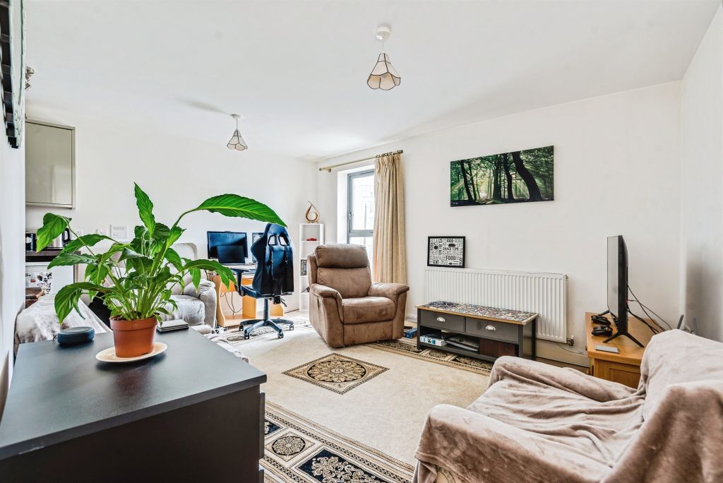 2 bed flat for saleSeacole Crescent, Swindon SN1 photo 3