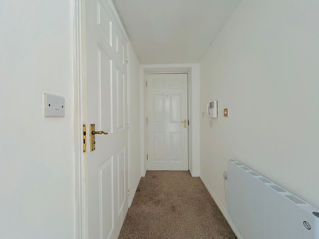 2 bed flat for salePadstow Road, Swindon SN2 photo 3