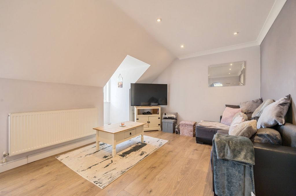 Additional image 2 of 2 bed flat for saleRoebuck Estate, Binfield, Bracknell, Berkshire RG42