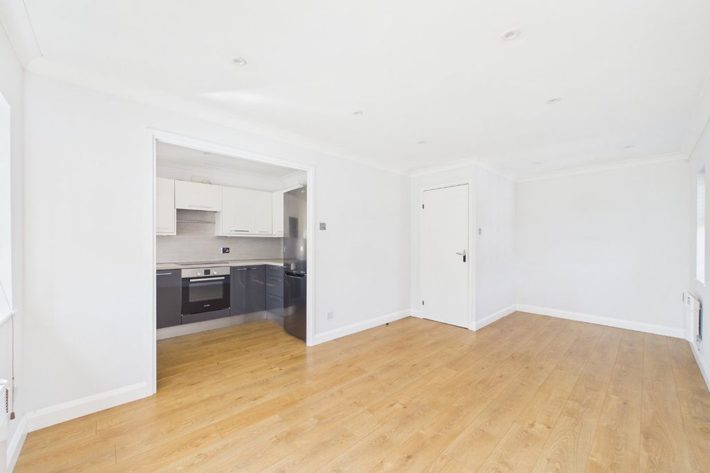 1 bed flat for saleSimmonds Close, Bracknell, Berkshire RG42 photo 4