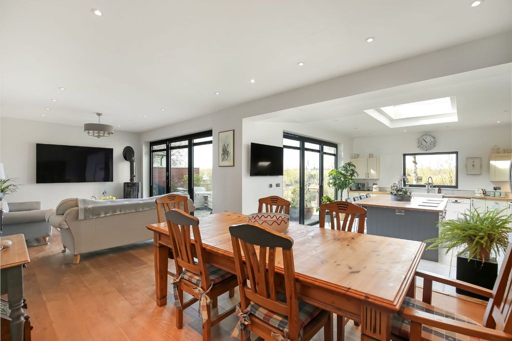 3 bed country house for saleWinterbourne Earls, Salisbury, Wiltshire SP4 photo 5