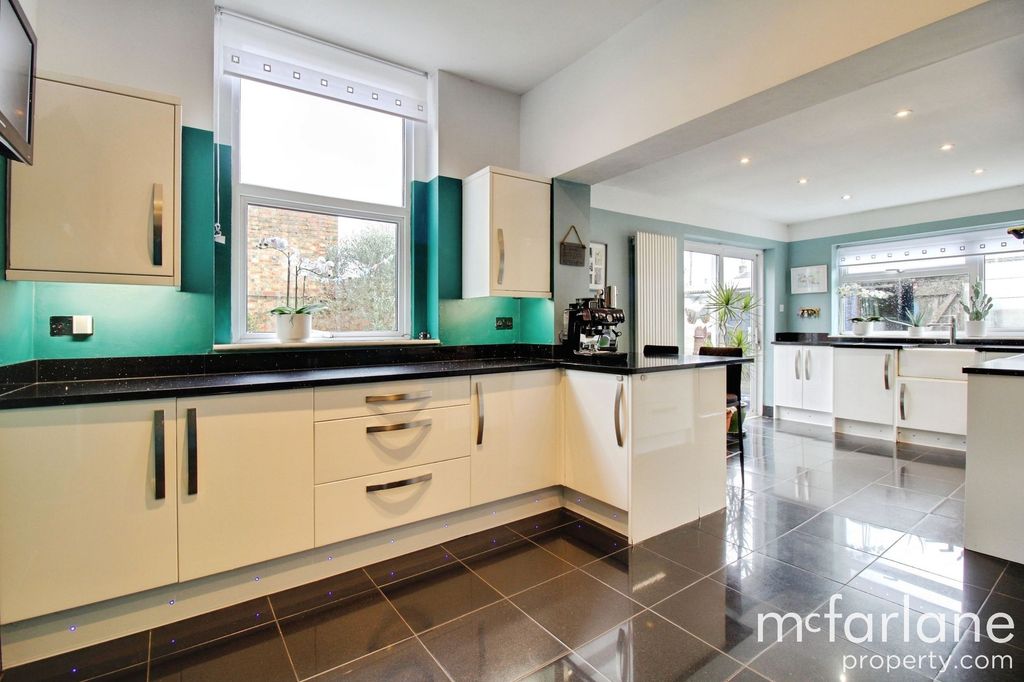 Additional image 5 of 5 bed detached house for salePark Lane, Swindon SN1