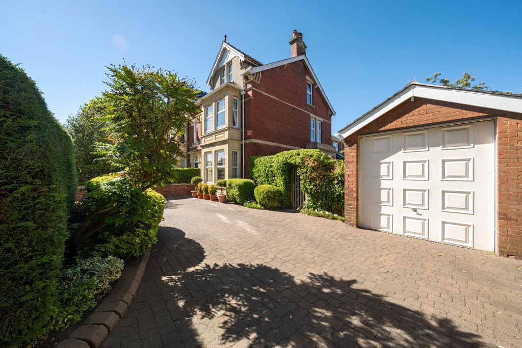 6 bed semi-detached house for saleWestlecot Road, Old Town, Swindon SN1