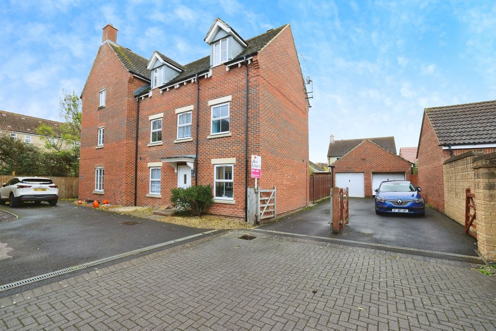 4 bed semi-detached house for saleStickleback Road, Calne SN11