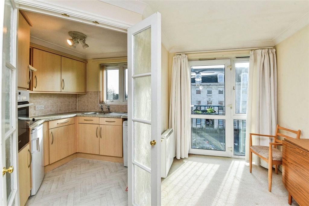 2 bed flat for saleRegal Court (Trowbridge), Trowbridge BA14