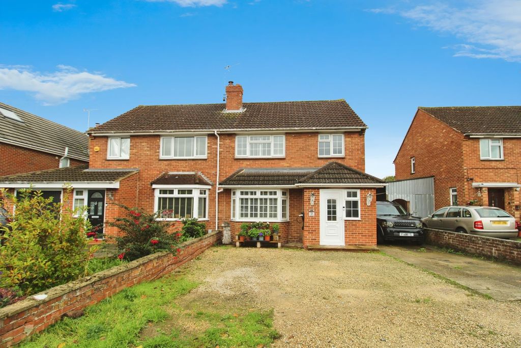3 bed semi-detached house for saleRidgeway Road, Queensfield SN2