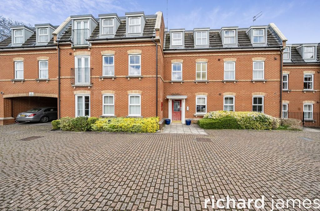2 bed flat for saleKimmeridge Court, Ripley Road, Old Town SN1