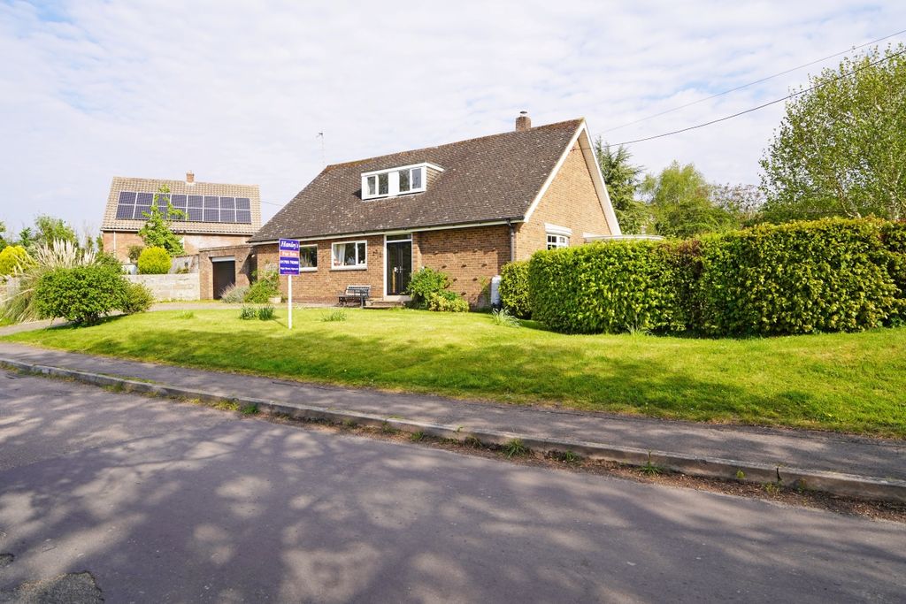 3 bed detached bungalow for saleChurchway, Blunsdon, Swindon SN26