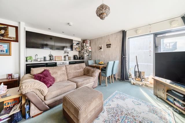 2 bed flat for saleSwindon, Wiltshire SN1 photo 5