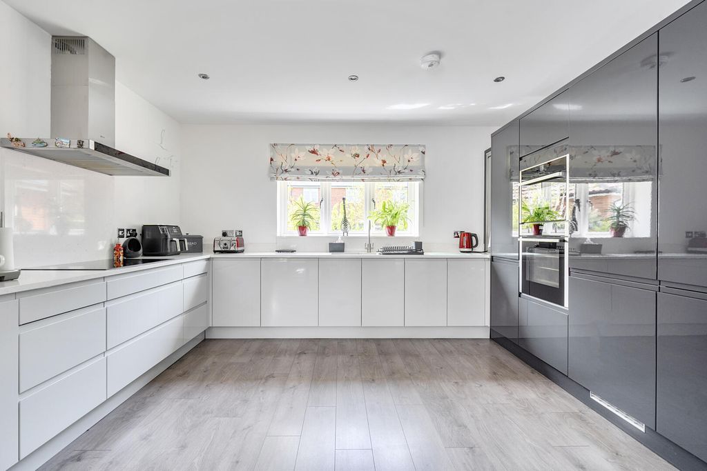 3 bed detached bungalow for saleManor Close, Urchfont, Devizes SN10 photo 3