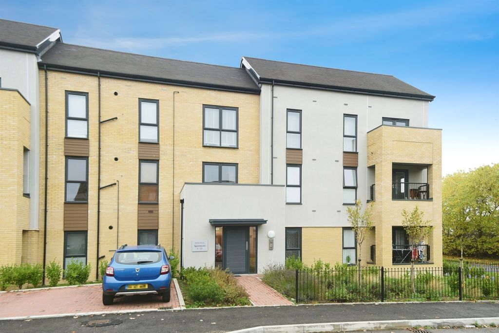 2 bed flat for saleSmiths Lane, Swindon SN3