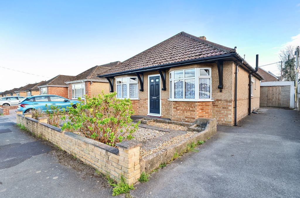 3 bed bungalow for saleBurleaze, Chippenham, Wiltshire SN15