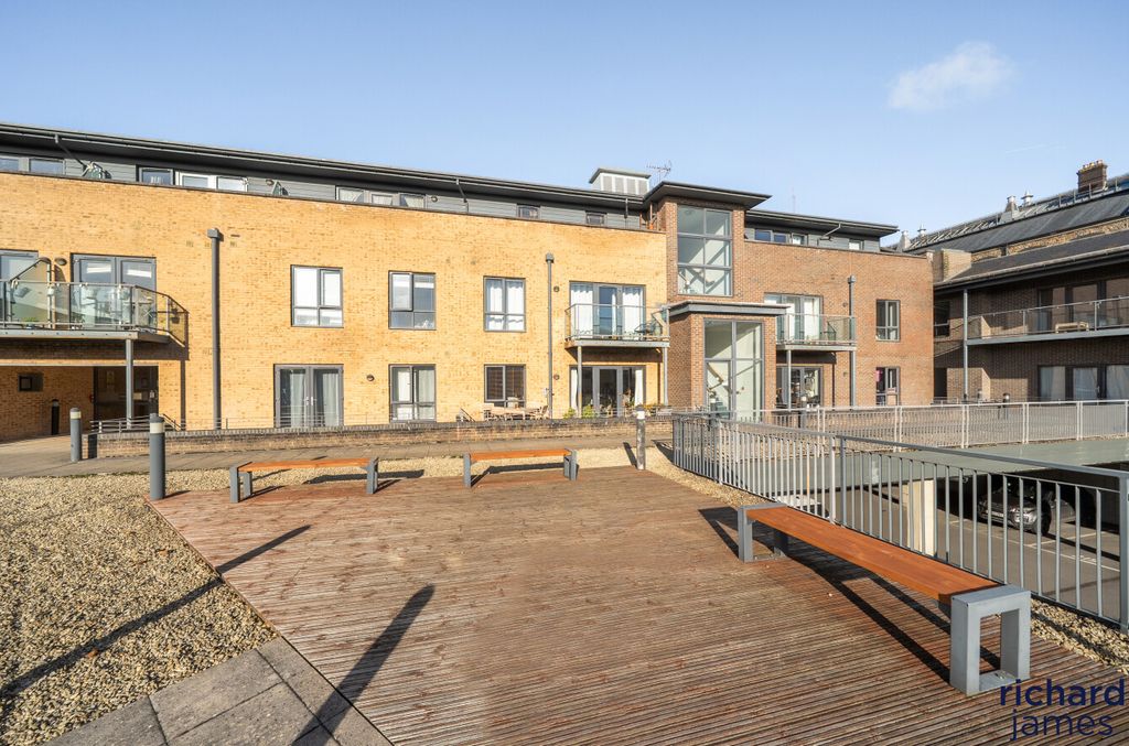 1 bed flat for saleKing House, Firefly Avenue, Swindon SN2