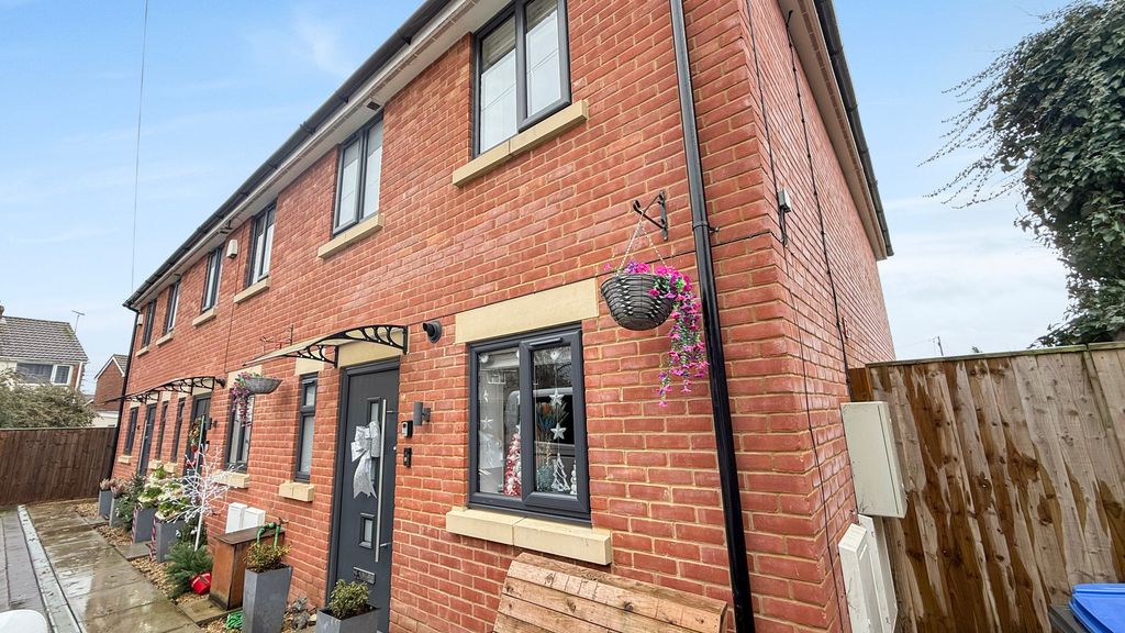 3 bed end terrace house for saleChantry Court, Southwick BA14
