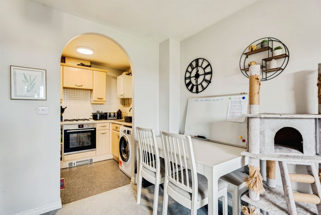 2 bed flat for salePoseidon Close, Swindon SN25 photo 4