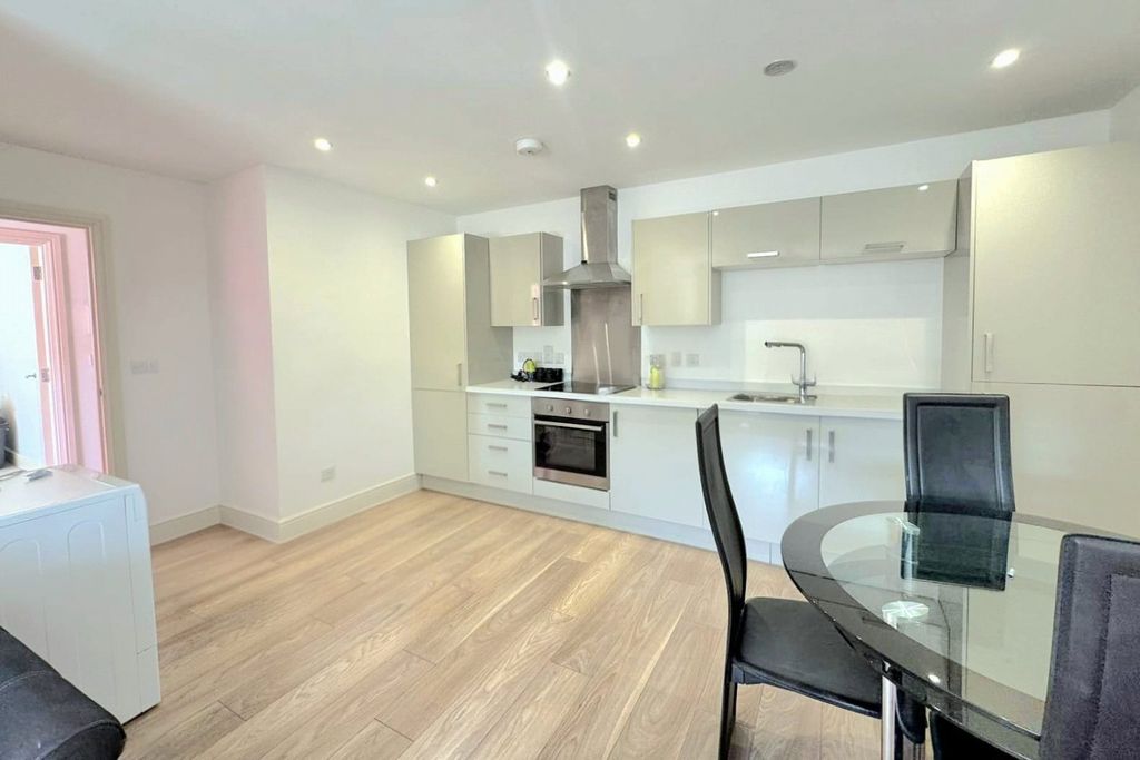 2 bed flat for saleLondon Road, Blackwater, Camberley, Hampshire GU17