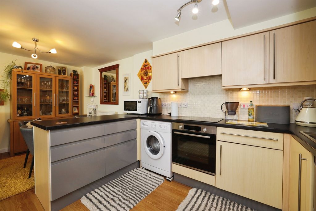 2 bed flat for saleSpire View, Salisbury SP2 photo 5