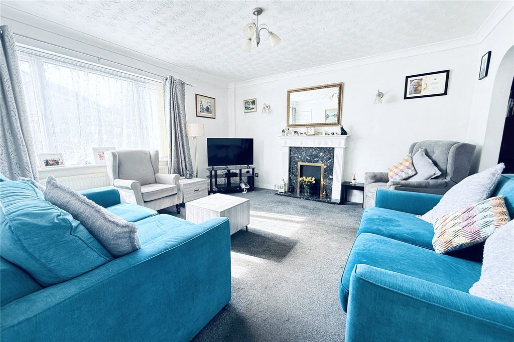 3 bed detached house for saleStaplehurst, Bracknell, Berkshire RG12 photo 2