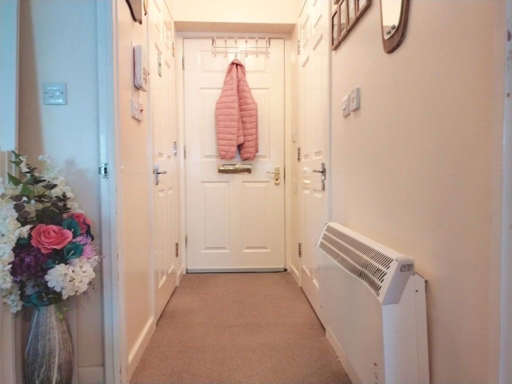 1 bed flat for saleTebbit Close, Bracknell RG12 photo 5