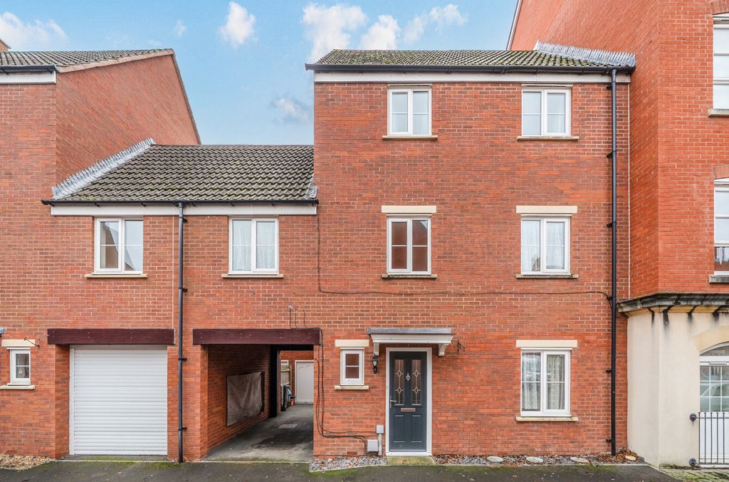 5 bed terraced house for saleZakopane Road, Swindon, Wiltshire SN25