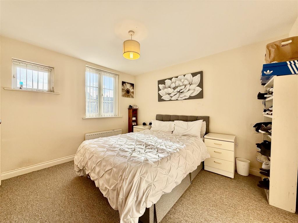 2 bed flat for saleDydale Road, Swindon SN25 photo 5