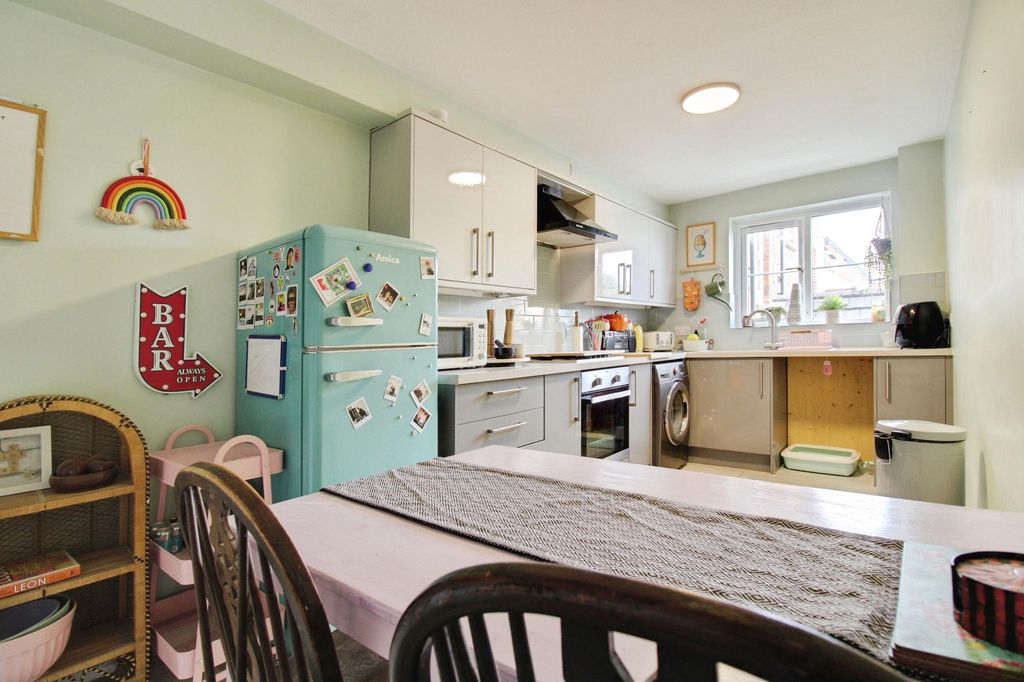 Additional image 3 of 2 bed flat for saleBath Road, Swindon SN1