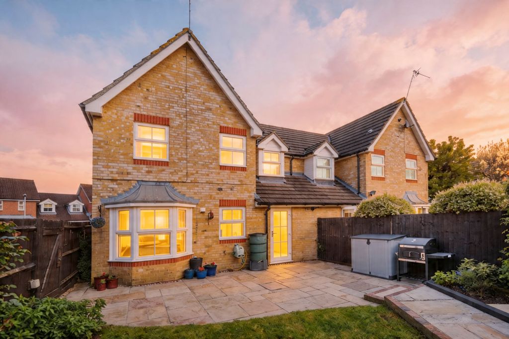 3 bed semi-detached house for saleHallbrooke Gardens, Binfield RG42