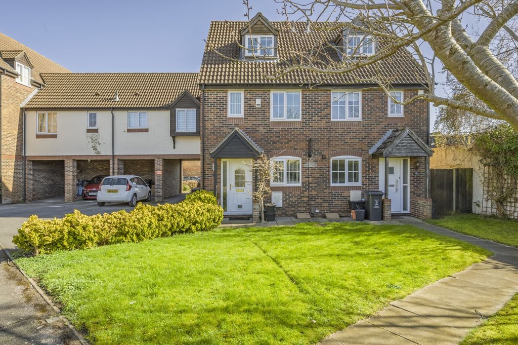 3 bed semi-detached house for saleDewell Mews, Old Town, Swindon SN3