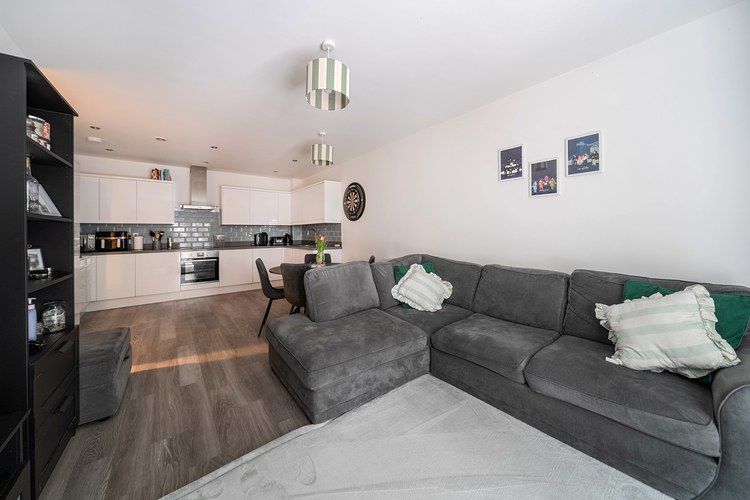 2 bed flat for saleWatermint Place, Bracknell, Berkshire RG12 photo 4