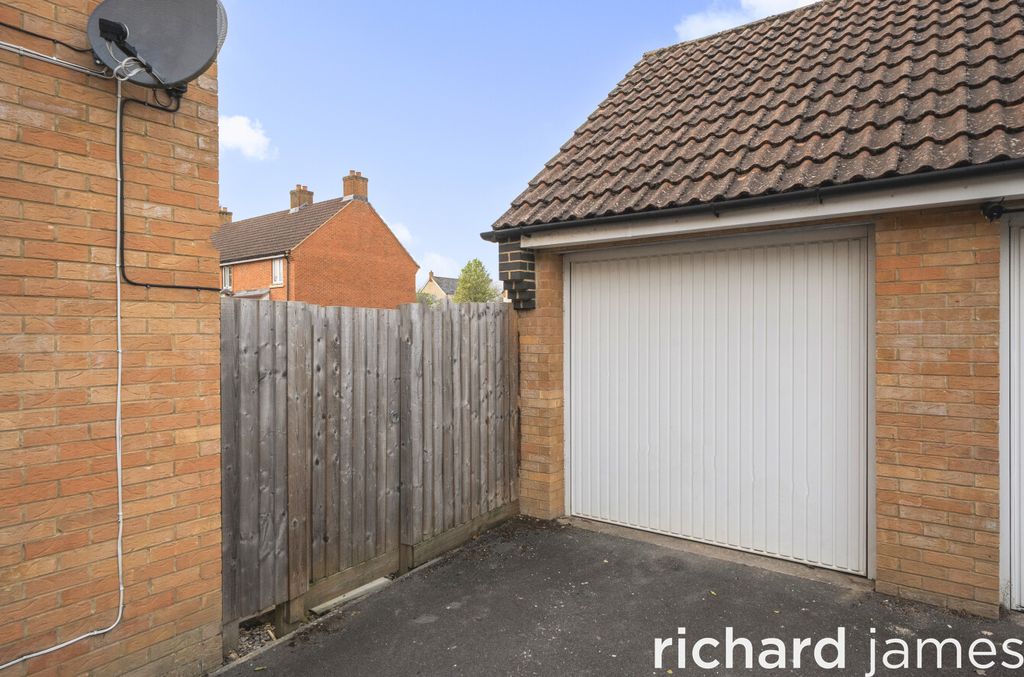 Additional image 16 of 4 bed end terrace house for salePiernik Close, Haydon End, Swindon SN25