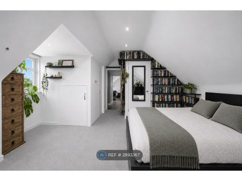 Oakleigh Road North, London N20