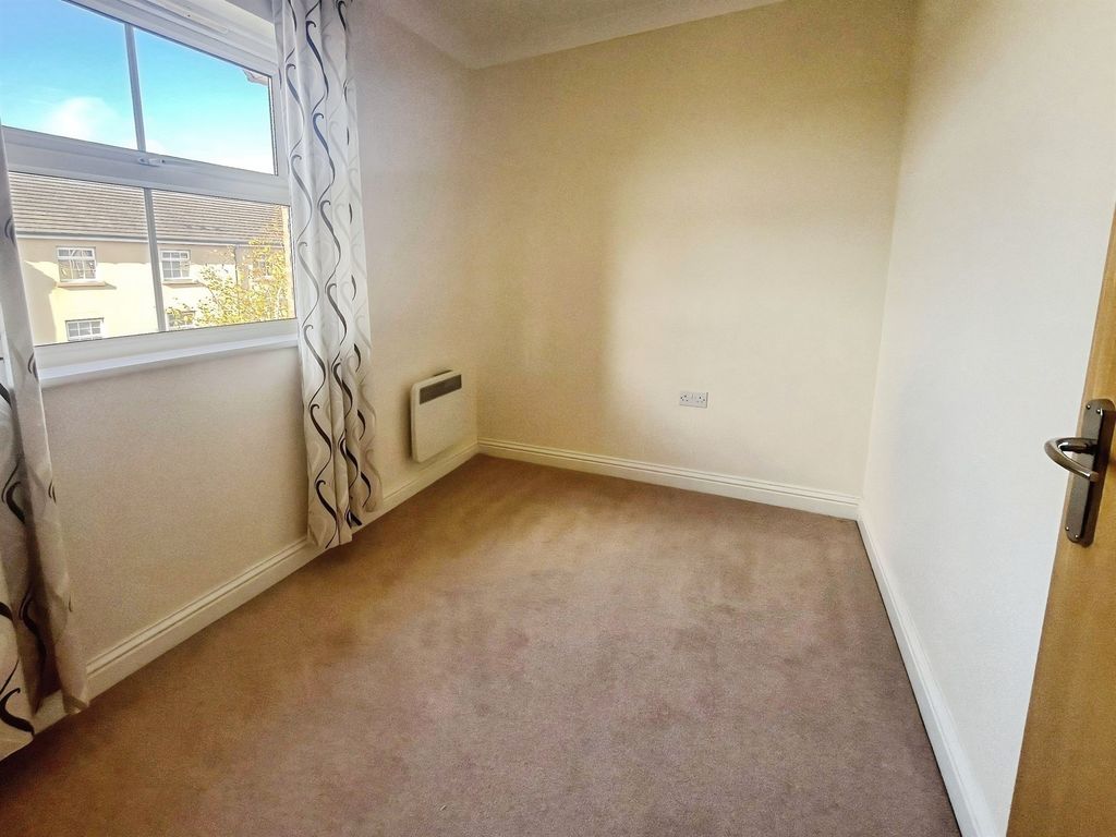 2 bed flat for saleMarbeck Close, Swindon SN25 photo 5