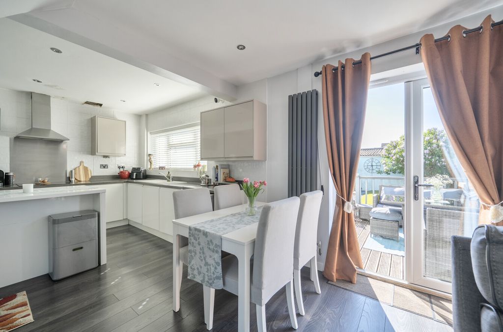 Additional image 10 of 3 bed terraced house for saleKingsway Close, Park South, Swindon SN3
