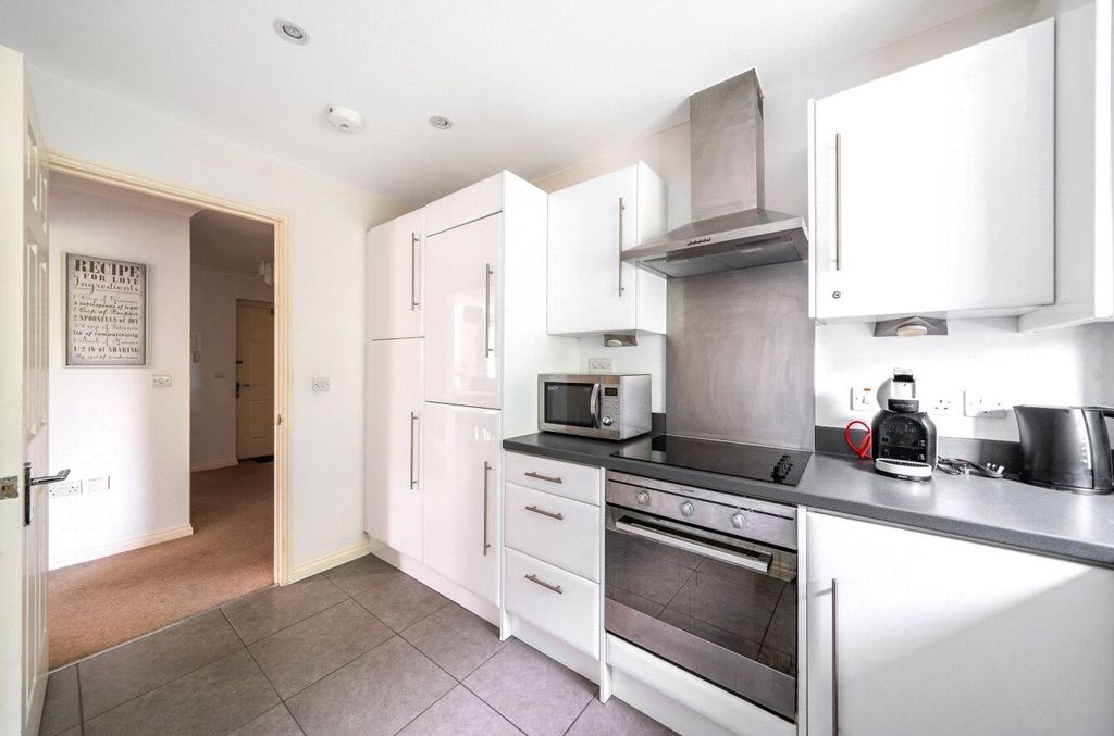 1 bed flat for saleDavy Place, Bracknell, Berkshire RG12 photo 4