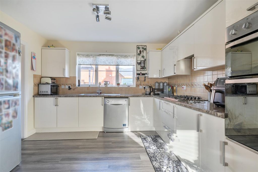 4 bed detached house for saleMillennium Close, Devizes SN10 photo 3