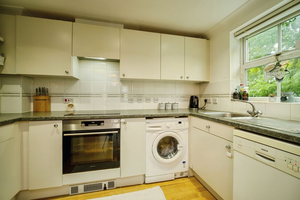 Additional image 17 of 2 bed flat for saleSycamore Rise, Bracknell RG12