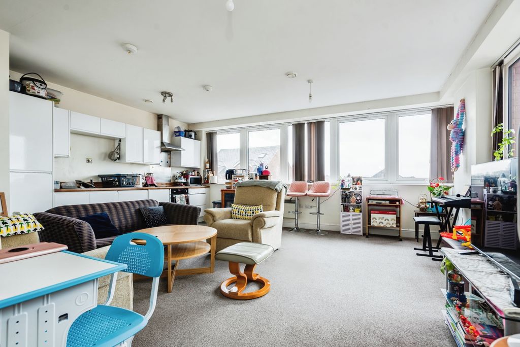Additional image 4 of 2 bed flat for saleFarnsby Street, Swindon, Wiltshire SN1