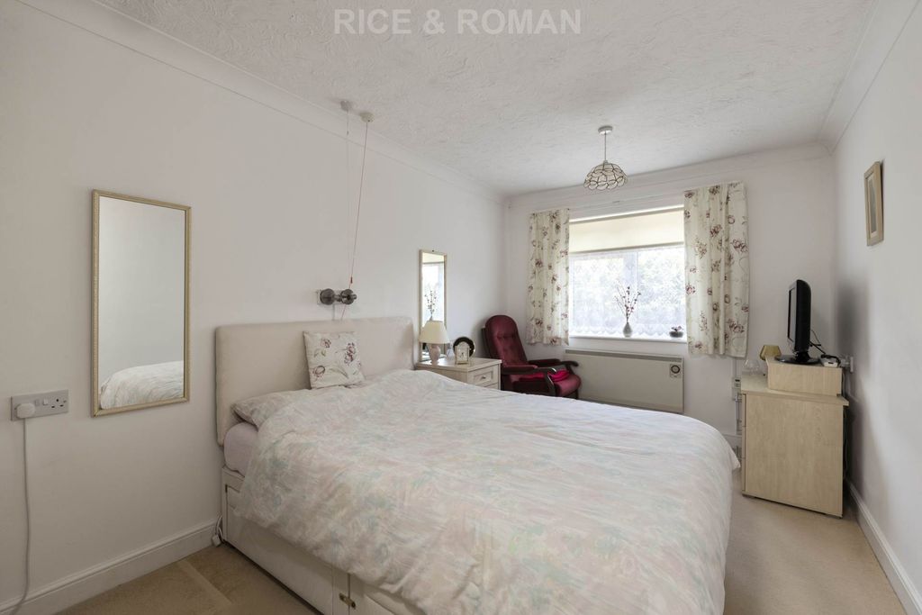 Additional image 6 of 2 bed flat for saleSt Christopher`S Gardens, Ascot SL5