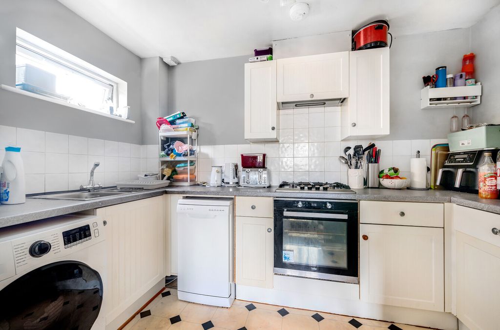 Additional image 3 of 2 bed flat for saleRoebuck Estate, Binfield, Bracknell, Berkshire RG42