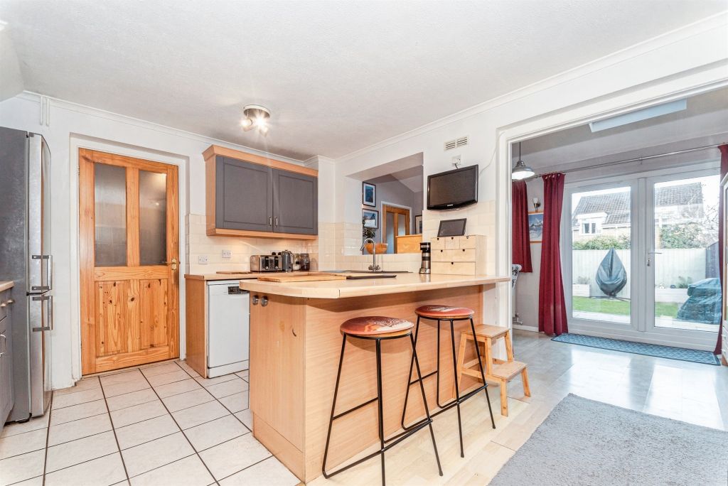 4 bed semi-detached house for saleSevenfields, Highworth, Swindon SN6 photo 5