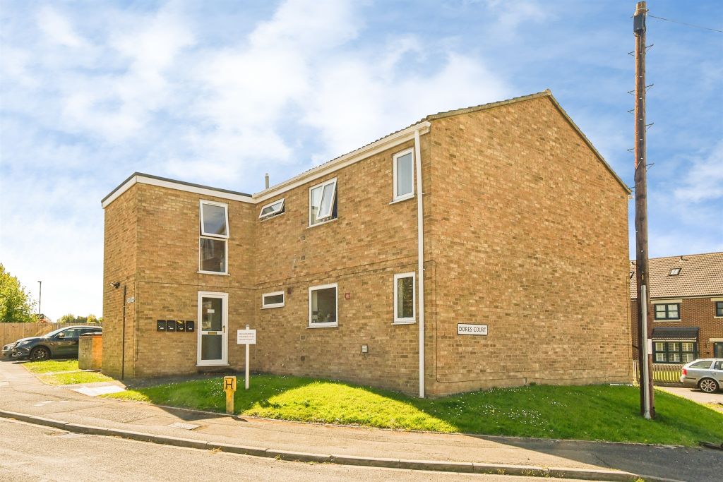 2 bed flat for saleDores Court, Swindon SN2