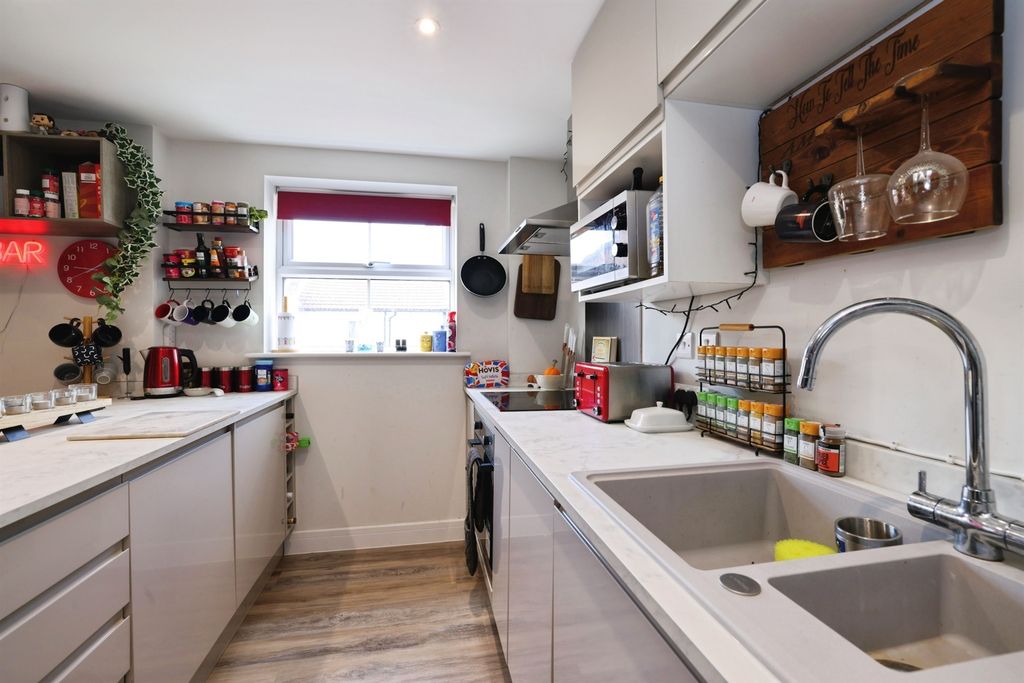 2 bed flat for saleDevizes Road, Salisbury SP2 photo 2